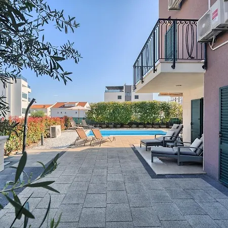 Onnela - Garden & Pool Apartman